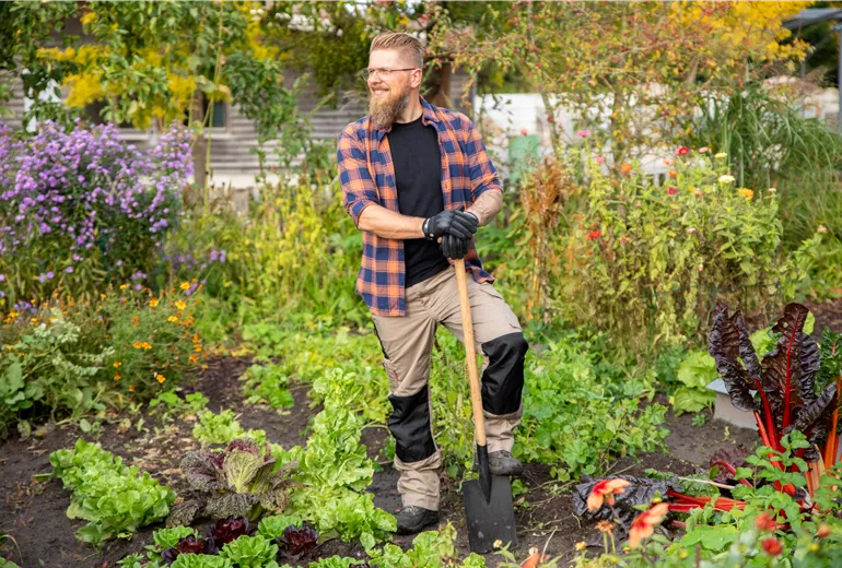 Gartengeräte - Mann mit Spaten