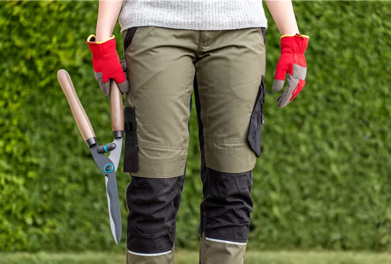 Gartengeräte - Arbeit mit Heckenschere